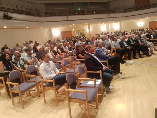 Der Große Saal im Bürgerzentrum Elsenfeld war bis auf wenige Plätze gefüllt, als die neuen Gesellinnen und Gesellen verabschiedet wurden.