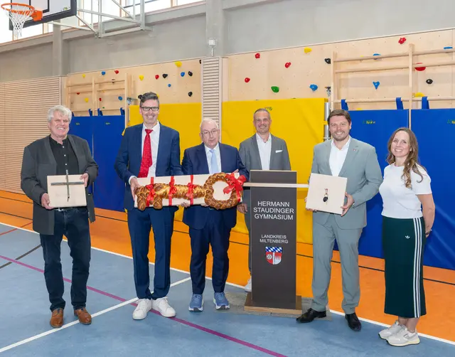 Frohe Gesichter bei der Übergabe der generalsanierten HSG-Sporthallen mit (von links) Architekt Wilfried Stendel, Schulleiter Michael Lummel, dem Ministerialbeauftragten für die Gymnasien in Unterfranken, Dr. Robert Christoph, Erlenbachs Bürgermeister Christoph Becker, Landrat Björn Bartels und Corinna Pangerl (Fachschaft Sport).  | Foto: Winfried Zang