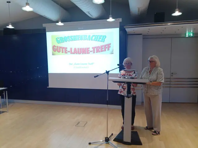 Brigitte Steiniger und Annette Wolz stellen den Gute-Laune-Treff Großheubach vor.