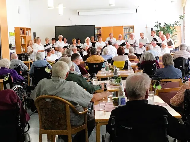 Die Chorgruppe „ConTakt“ der Sängervereinigung Mainflingen 1887 in der Rohe'schen Stiftung.