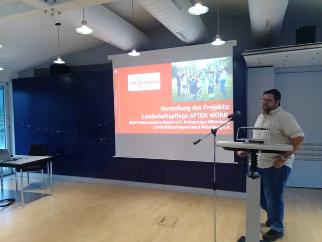 Dr. Christoph Parsch stellt das Projekt „Landschaftspflege After Work“ vor.