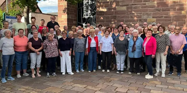 Die Sängerinnen und Sänger der Chöre des Sängerbund Eisenbach, der Harmonie Obernau und des Liederkranz Feldkahl nach einer gemeinsamen Probe. | Foto: Michael Marquart