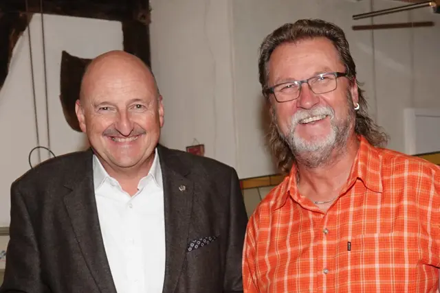 Bernd Mütze (links) wird vom Eichenbühler SPD-Ortsvorsitzenden Joachim Schmedding herzlich begrüßt. 