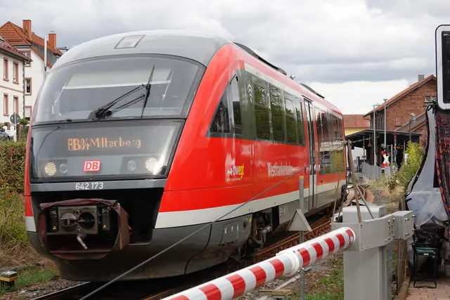 Rützel spricht frei.

Und man merkt schnell: Dieser Mann kennt nicht nur Sitzungsräume und Ausschüsse.

Er erzählt aus seiner eigenen beruflichen Vita bei der Bahn. Von einer Arbeitswelt, in der Wind und Regen keine Metaphern sind, sondern Wetter. Von schweren Sicherheitsschuhen, von Gleisen und Kontrollen, von gefährlichen Nachtschichten im Freien und jener Verantwortung, die nicht endet, nur weil andere längst schlafen.

Wer selbst draußen an der Strecke gearbeitet hat, spricht über die Bahn eben etwas anders als jemand, der sie vor allem von einer Verspätungsanzeige am Bahnsteig kennt