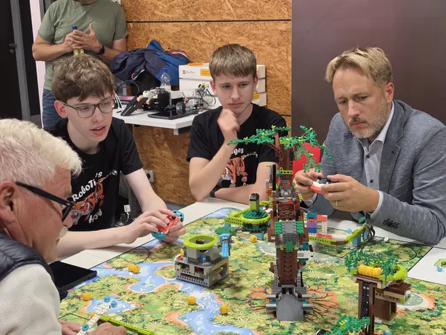 Bild: MdL Martin Stock (rechts) probiert gemeinsam mit den Schülern die selbst gebauten LEGO-Modelle aus und taucht in die Welt der Robotics ein. | Foto: Hermann-Staudinger-Gymnasium