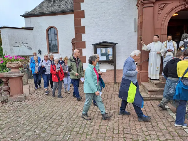 Beim Einzug in die Klosterkirche auf dem Engelberg segnet Pfarrer Jan Kölbel die Wallfahrer mit Weihwasser | Foto: Martin Winkler