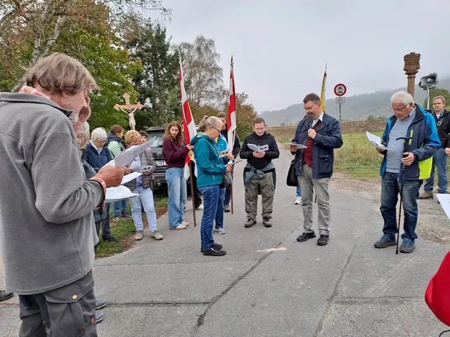 Pfarrer Jan Kölbel erteilt den Pilgersegen zu Beginn der Engelbergwallfahrt am 03.10.26 | Foto: Martin Winkler