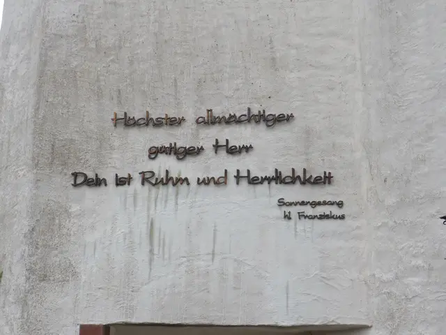 Passage aus dem Sonnengesang des Hl. Franz von Assisi an der Wand der Klosterkirche auf dem Engelberg | Foto: Nina Reuling