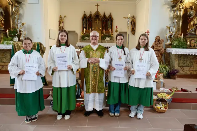 Besonders herzlich wurde es, als vier Ministrantinnen aus Riedern ausgezeichnet wurden. Milena Grzechowiak, Jennifer Schneider, Hannah Scheurich und Katharina Schneider erhielten Urkunden als Dank für ihren Dienst. Damit rückte ein Engagement ins Rampenlicht, das während einer Messfeier oft ganz selbstverständlich wirkt, tatsächlich aber Aufmerksamkeit, Verantwortungsbewusstsein und viel Treue verlangt. Wer zuverlässig am Altar steht, weiß schließlich: Auch ein feierlicher Ablauf lebt davon, dass zur rechten Zeit alles am rechten Platz ist. 