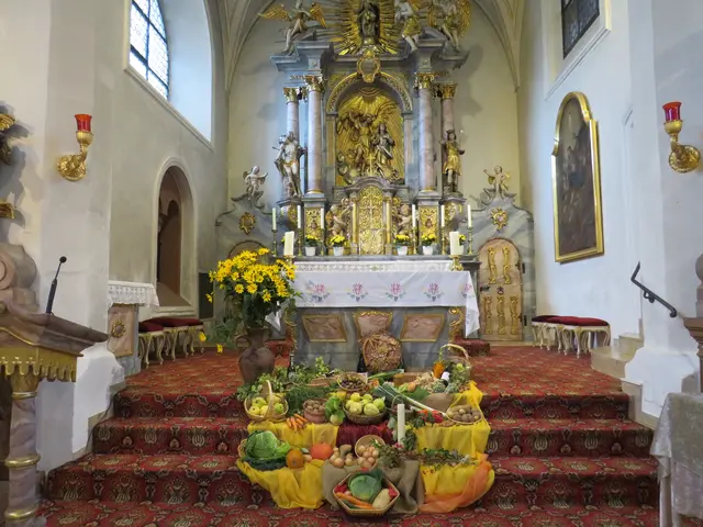 Mit Erntegaben schön geschmückter Altar in der Klosterkirche auf dem Engelberg | Foto: Nina Reuling