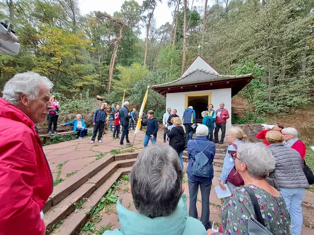 An der renovierten Maria-Hilf-Kapelle wurde die Gottesmutter mit Gebet und Gesang verehrt | Foto: Martin Winkler