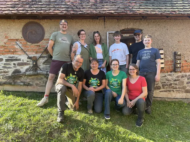 Die Grünen Mömbris beim Brotbacken in Gunzenbach  | Foto: Holger Glaab