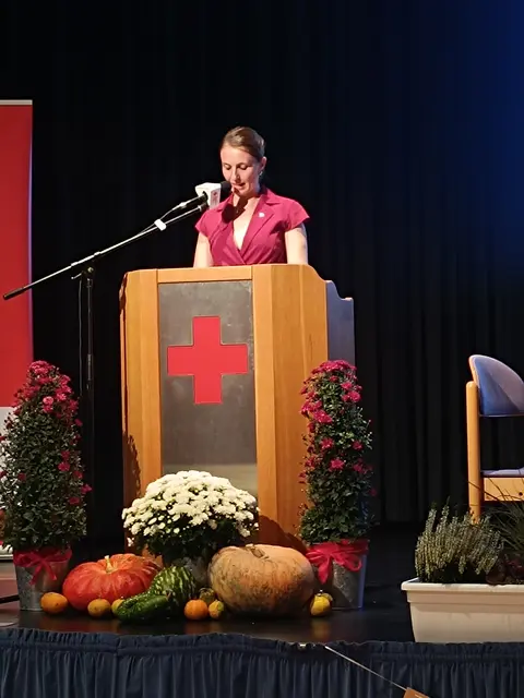 Ute Afifi (Vorsitzende BRK-Kreisverband) eröffnete die feierliche Veranstaltung.