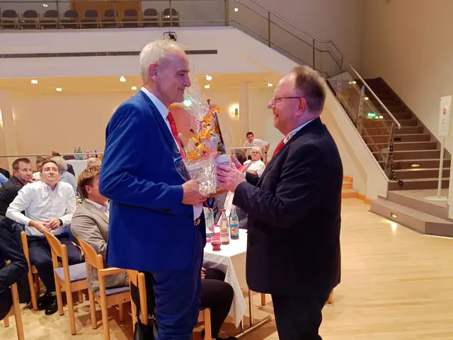 Harald Erhard (BRK Geschäftsführer Unterfranken) bei der Geschenkübergabe an Edwin Pfeifer.