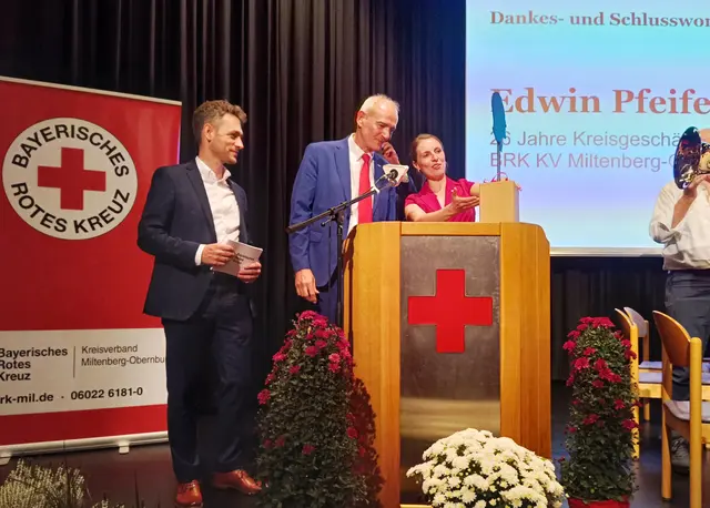 Führungswechsel beim BRK: Uwe Eisner (links), Edwin Pfeifer (Mitte) und Ute Afifi (rechts) auf der Bühne.