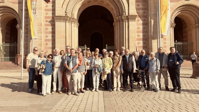 Die Lionsfreunde aus Amorbach-Miltenberg und Thann-Cernay vor dem Kaiserdom zu Speyer. | Foto: Waldemar Stockert