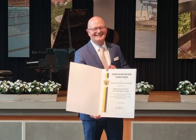 Altbürgermeister Michael Berninger mit der Ehrenbürger-Urkunde | Foto: Foto: Stadt Erlenbach a. Main