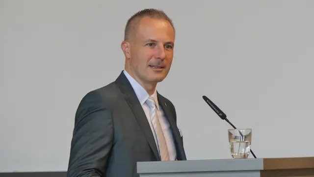 Erster Bürgermeister Christoph Becker hält die Laudatio | Foto: Stadt Erlenbach a. Main
