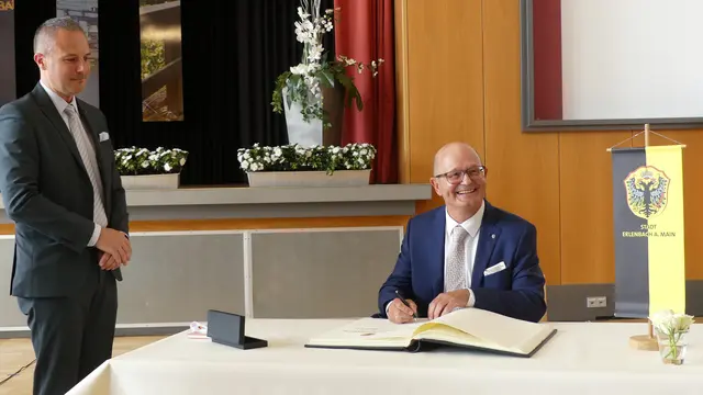 Der neue Ehrenbürger trägt sich in das Goldene Buch der Stadt Erlenbach a. Main ein. | Foto: Stadt Erlenbach a. Main