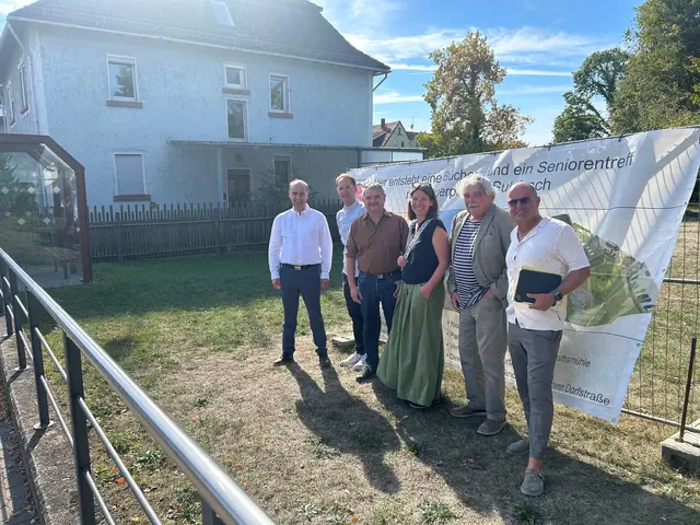Beim gemeinsamen Rundgang durch Sulzbach (v. l.): Erster Bürgermeister Markus Krebs, Johannes Hemmelmann und Volker Rasp von der Regierung von Unterfranken, Franziska Spreen vom Bayerischen Staatsministerium für Wohnen, Bau und Verkehr, Ortsplaner Rainer Tropp und Geschäftsleiter Alexander Limbach.
 | Foto: Foto Martin Simon