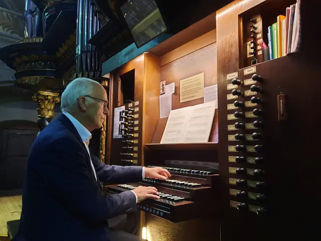 Der renommierte Kirchenmusiker und Organist, Professor Johannes Geffert aus Langscheid, zog im wahrsten Sinne des Wortes alle Register beim Konzert in der Basilika. | Foto: Achim Dörr