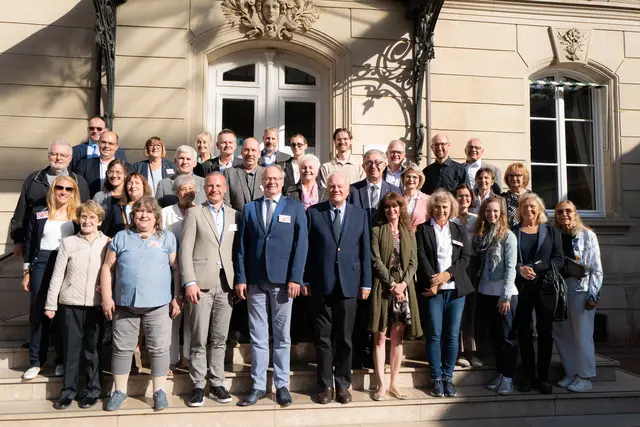Gruppenbild vor dem Rathaus in Saint-Maurice  | Foto: Stadt Erlenbach a.Main