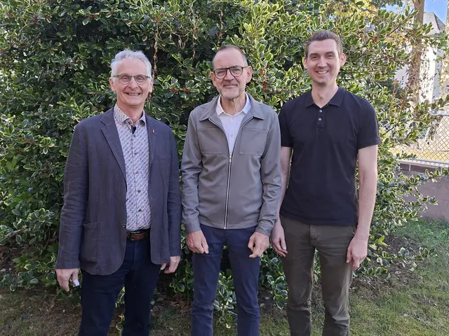 Zum 35-jährigen Verlagsjubiläum von Manfred Scheurich im September 2026 (Mitte) gratulieren die Geschäftsführer des News Verlags in Miltenberg Charles Henri Rüttiger (links) und André Rüttiger. | Foto: News Verlag
