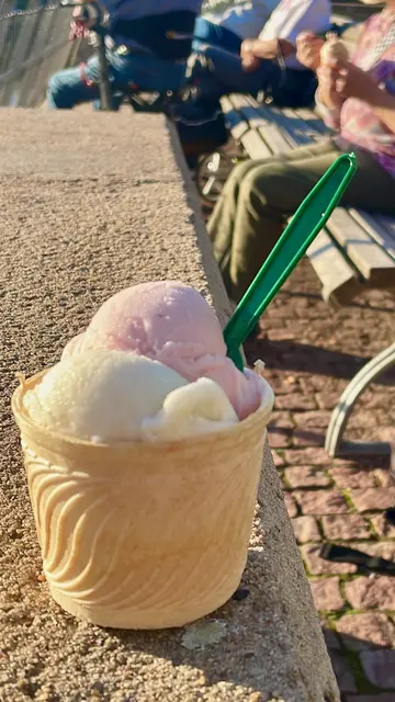 Jeder Schleck ist ein Abschiedsgruß an kurze Hosen, Freibadpläne und die naive Hoffnung, Sonnencreme könne ewig halten.