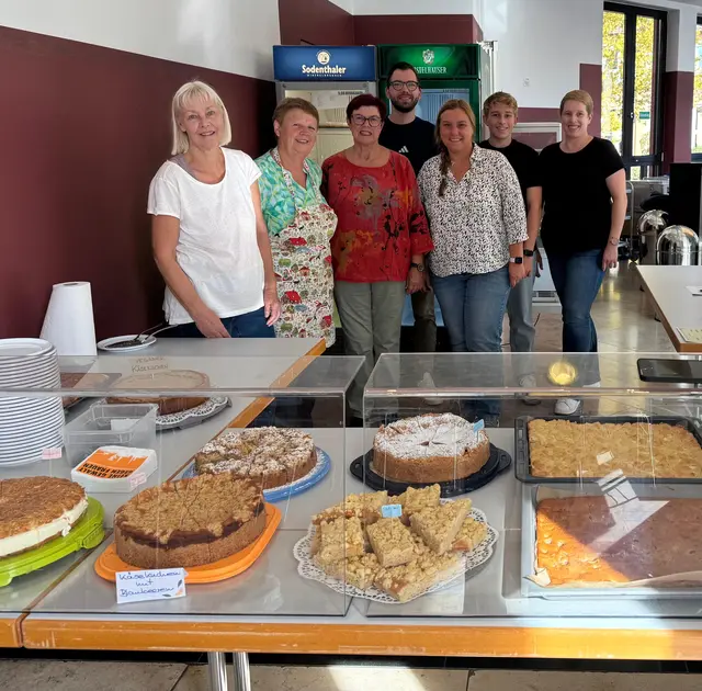 Mitglieder des Weltladenvereins und der Fairtrade Steuerungsgruppe heißen die Gäste in der Kaffeestube willkommen | Foto: Bernhard Westhoff