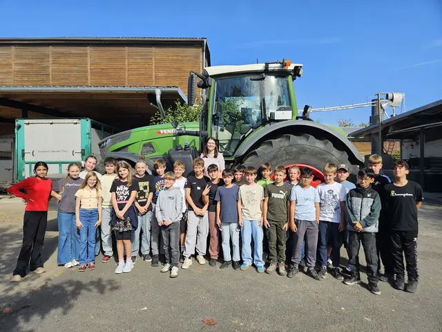 Bei strahlendem Wetter: Die Klasse 6a mit Klassenleitung Frau Nebel zu Gast auf dem Bauernhof Fischer; | Foto: Stefanie Fecher
