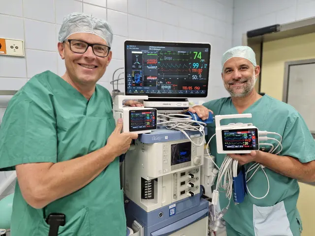 Chefarzt Dr. med. Alexander Frohmajer und Michael Farrenkopf, Leiter der Anästhesiepflege am Standort Buchen, bei der Inbetriebnahme der neuen Medizintechnik.

 | Foto: Neckar-Odenwald-Kliniken
