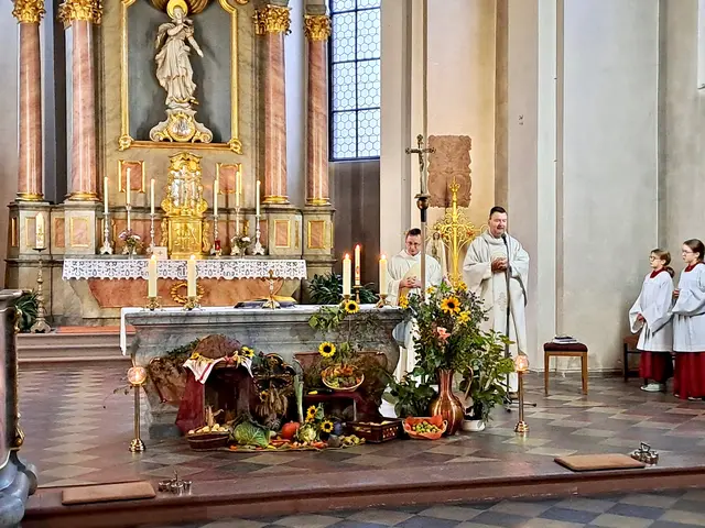 Pfarrer Jan Kölbel begrüßt die Gläubigen anl. der Messfeier zum 800. Todestag des Hl. Franz von Assisi | Foto: Martin Winkler