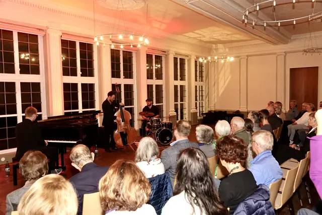 Das Pulse Jazz Trio zeigte eindrucksvoll, dass Jazz weder kompliziert noch elitär sein muss. Er darf swingen, lächeln, erzählen und mitunter sogar charmant über sich selbst schmunzeln.