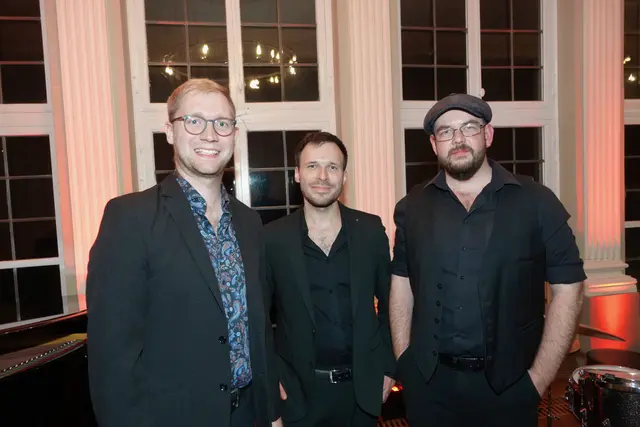  Mit feinem Swing und viel Spielfreude schickte das PULSE Jazz Trio das Wertheimer Schlösschen auf eine musikalische Reise von „Misty“ bis zum Mond – ganz ohne Raketenführerschein. Foto: Roland Schönmüller