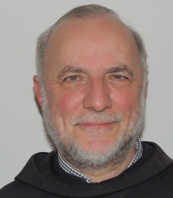 Franziskaner-Pater Josef Fischer aus Würzburg hält einen Vortrag über den Heiligen Franziskus und seine Spiritualität.
 | Foto: P. Franz-M. Endres