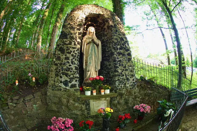 Lourdesgrotte am Kloster Engelberg - Gerade in Franken und im badischen Odenwald fügt sich dieser Grottentyp in eine ältere Marienlandschaft ein. Bildstöcke, Hausmadonnen, Kapellen und Wallfahrtswege bilden zwischen Main, Tauber und Odenwald ein dichtes Netz. Der Fränkische Marienweg macht diesen historischen Kulturraum bis heute erfahrbar. 