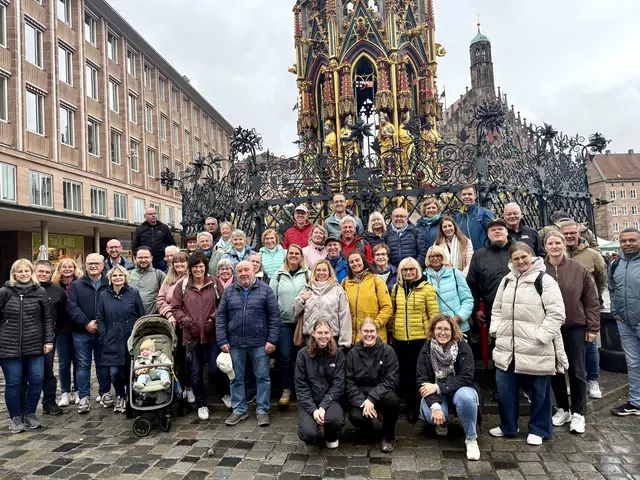 Der Mechenharder Gesang- und Musikverein on Tour: Am "Schönen Brunnen" auf dem Nürnberger Hauptmarkt startet die Erkundung des historischen Teils der Frankenmetropole. 