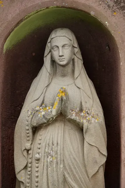 Rosenkranzmadonna im Friedhof in Richelbach.