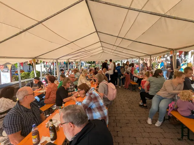 Viele Bürgerinnen und Bürger fanden sich auf dem Fest der Demokratie zusammen. | Foto: Joachim Schmitt