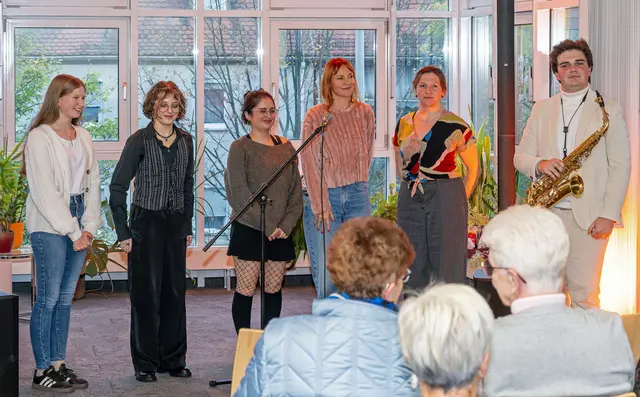 Mit großem Applaus quittierten die Gäste des Poetry-Slams die Vorträge der fünf Slammerinnen (von links: Adelheid Stauder, Sarah Hock, Pelaja Aucello, Karina Blam, Franziska Deckelmann) und von Saxofonist Adrian Dederer.  | Foto: Winfried Zang