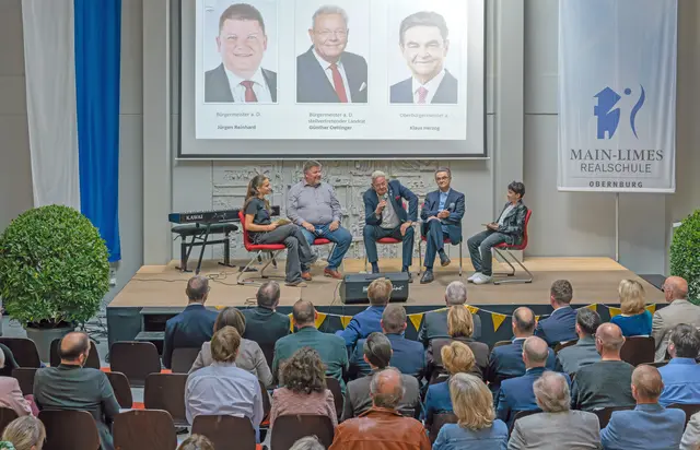 Wie war eigentlich die Realschule früher? Einblicke gaben auf dem Podium Jürgen Reinhard, Günther Oettinger und Klaus Herzog. | Foto: Winfried Zang