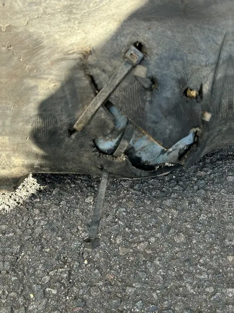 Mit Kabelbindern notdürftig geflickter Traktorreifen. | Foto: Polizei