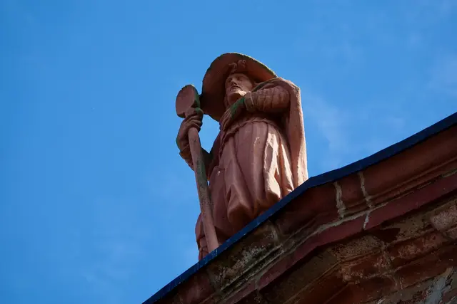 Der heilige Wendelin wird traditionell als Hirte mit Stab und Herde dargestellt. Bis heute gilt er als Schutzpatron der Bauern, Hirten und Landwirte.