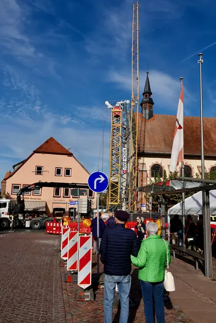 Zum herbstlichen Wandel gehören in diesem Jahr auch sichtbare Eingriffe in den Verkehrsraum. Baumaßnahmen an einer Bäckerei machten ab Mitte Oktober verkehrstechnische Veränderungen erforderlich.