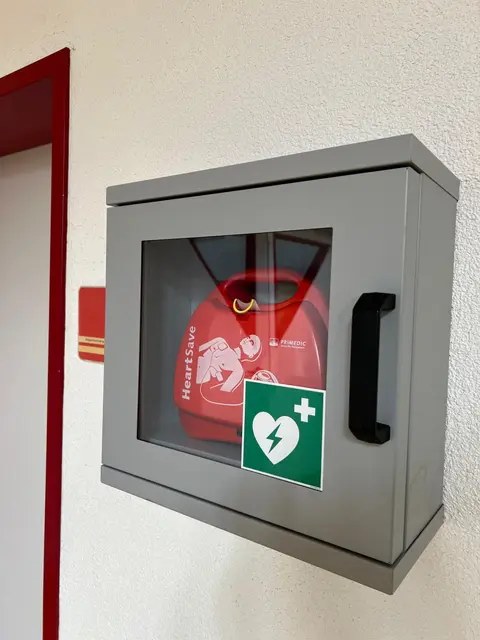 Das Bild zeigt den neu installierten Defibrillator im Eingangsbereich des Sportzentrums Odenwald in Buchen. Ein weiteres Gerät wurde in der Sporthalle in Buchen-Waldhausen angebracht. Die gespendeten Geräte sorgen insbesondere bei Veranstaltungen für mehr Sicherheit. 

 | Foto: Landratsamt