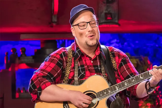 Mit Gitarre und Klavier nimmt Sie der Schmied aus Bischbrunn mit auf eine musikalische Reise durch sein vielseitiges künstlerisches Universum – zwischen Musik, Familie und dem Leben im Dorf und in der Kneipe. | Foto: Thomas Väth