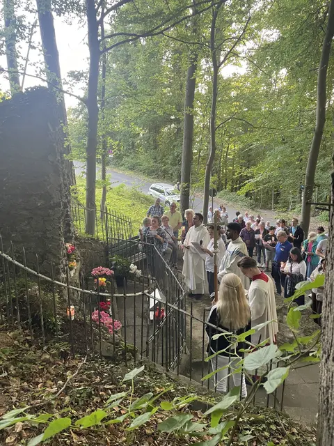 Gebet an der Lourdesgrotte am Klosrer Engelberg bei Großheubach.