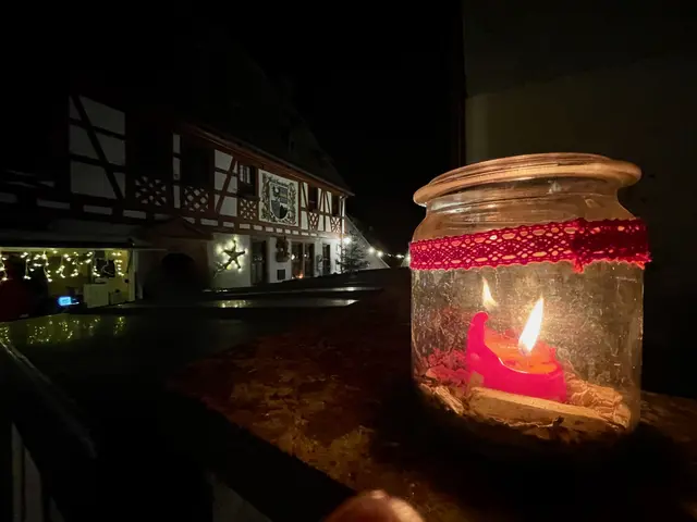 Es war einmal, als die Nächte länger wurden und der Herbst die Wälder mit Gold, Kupfer und Schatten schmückte, da zog einer aus, um das Fürchten zu lernen.

Man hatte ihm gesagt, in den tiefen Wäldern wohnten Gespenster, auf alten Burgen spukten die Geister vergangener Zeiten und zwischen uralten Mauern flüsterten die Erinnerungen der Jahrhunderte. Doch der Wanderer glaubte nicht alles, was man ihm erzählte. Darum machte er sich auf den Weg.