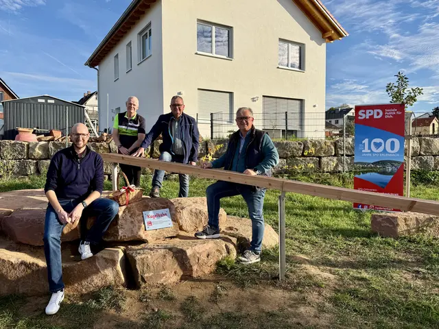 Neue Kugelbahn im Luna-Park Mechenhard, gestiftet und errichtet von der Erlenbacher SPD: (von links): Benjamin Bohlender, Georg Katzschner, Horst Ziegler und Michael Wöber. 