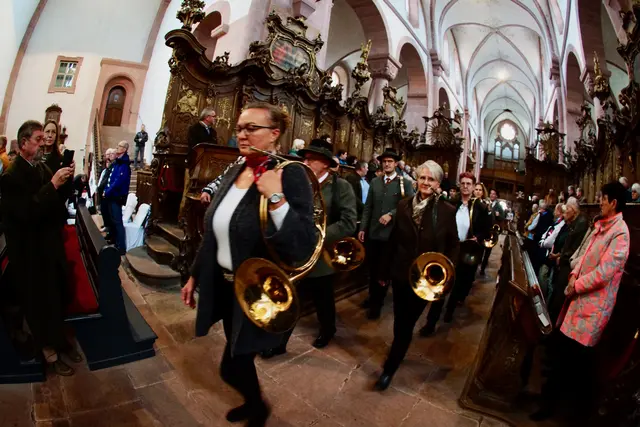 Bereits beim Einzug der Jagdhornbläserinnen und -bläser wurde deutlich, dass dieser Gottesdienst einen besonderen Charakter besitzt. Die festlichen Klänge der Wertheimer Jagdhornbläser breiteten sich im weiten Kirchenraum aus, wurden von den historischen Mauern aufgenommen und vielfach zurückgeworfen. 

Die wohlklingende Akustik der Klosterkirche verlieh den musikalischen Beiträgen eine beeindruckende Tiefe und Klangfülle. Hörbar wurde dabei die jahrhundertealte Verbindung von Jagdkultur, Naturverbundenheit und Dankbarkeit für die Schöpfung. Die Musik wirkte nicht nur als feierliche Umrahmung, sondern als eigenständiger Teil der Verkündigung.